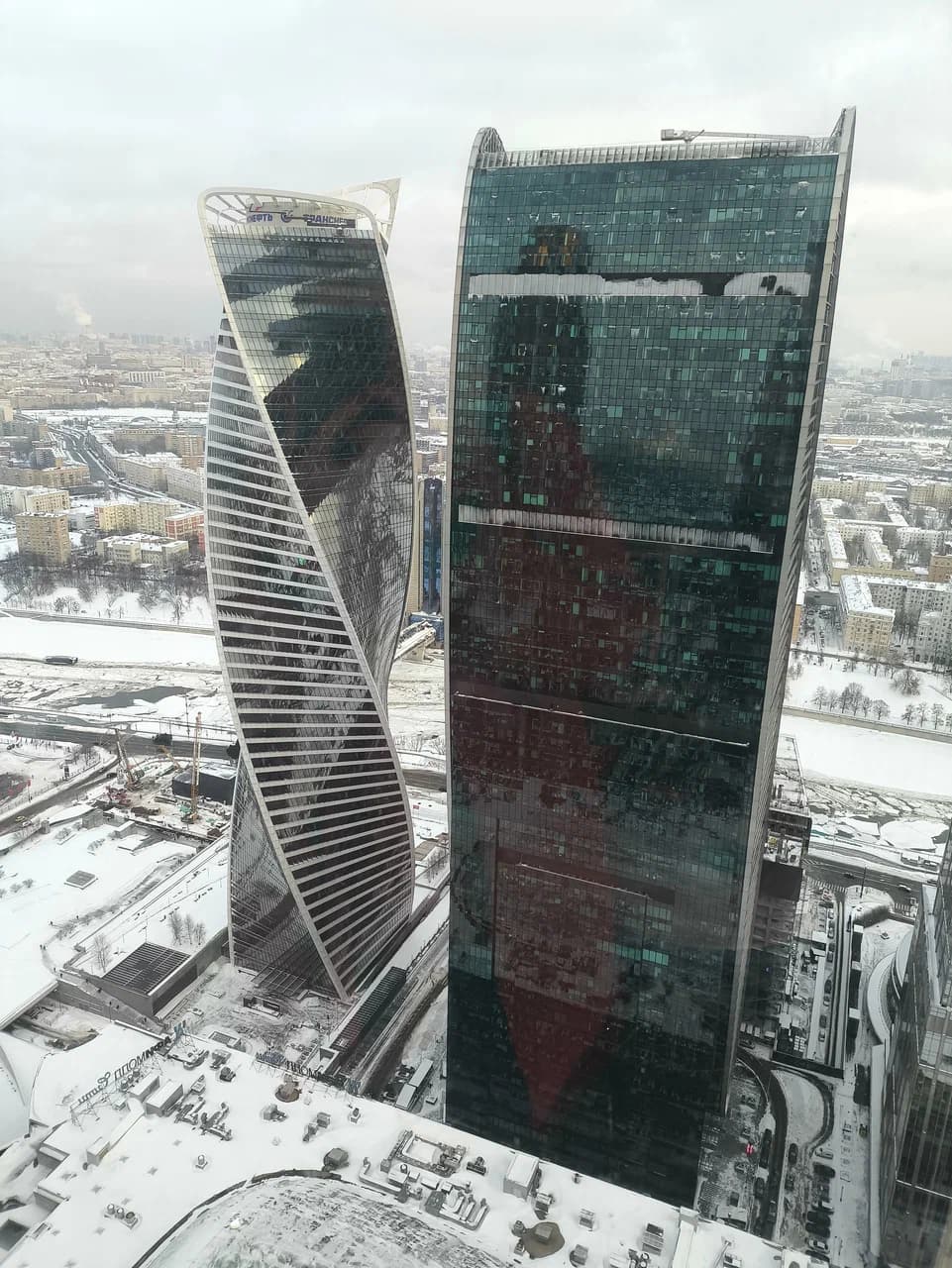 Панорамный вид на башни делового центра из офиса Aifory Pro в Москве